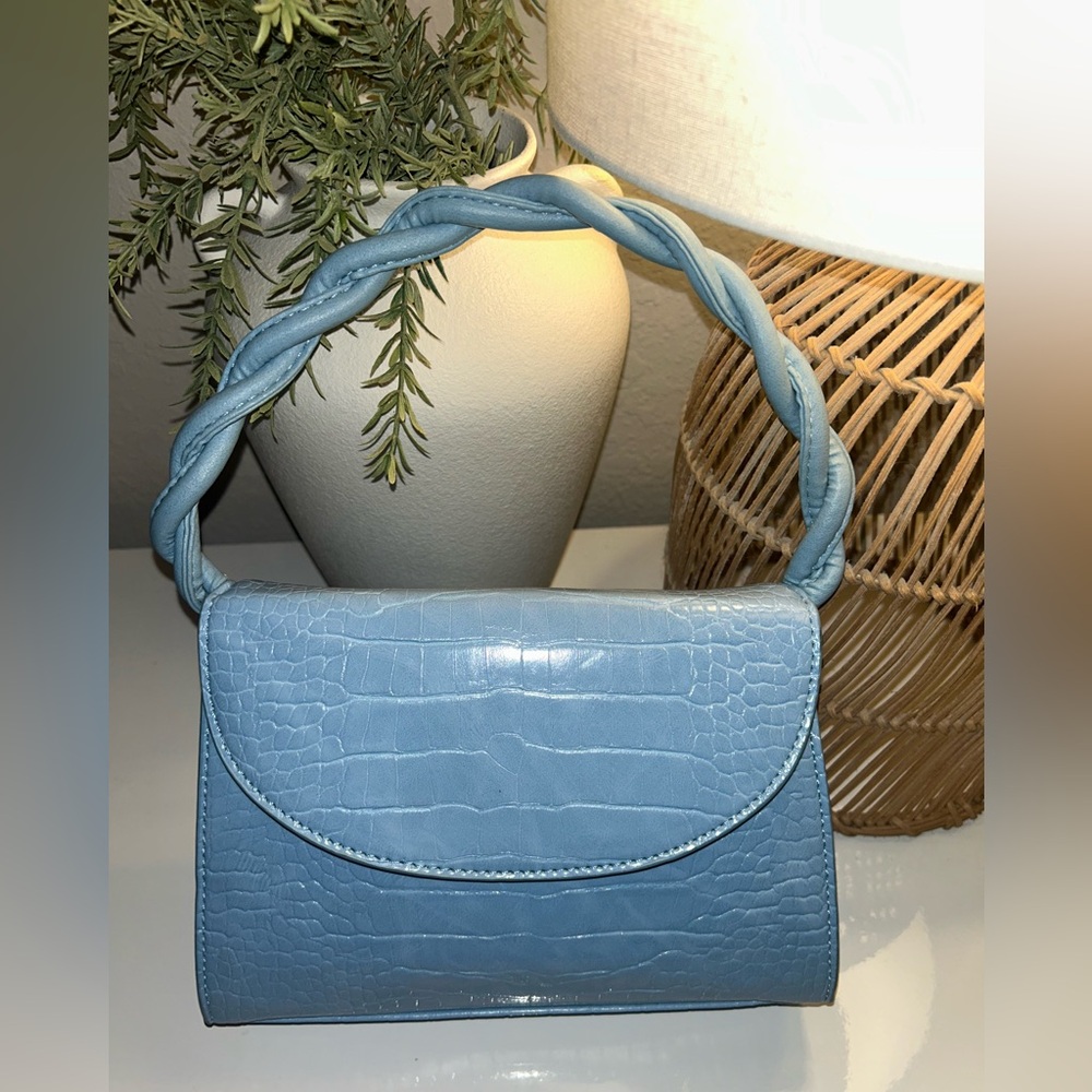 Chic Blue Croc-Embossed crossbody purse
